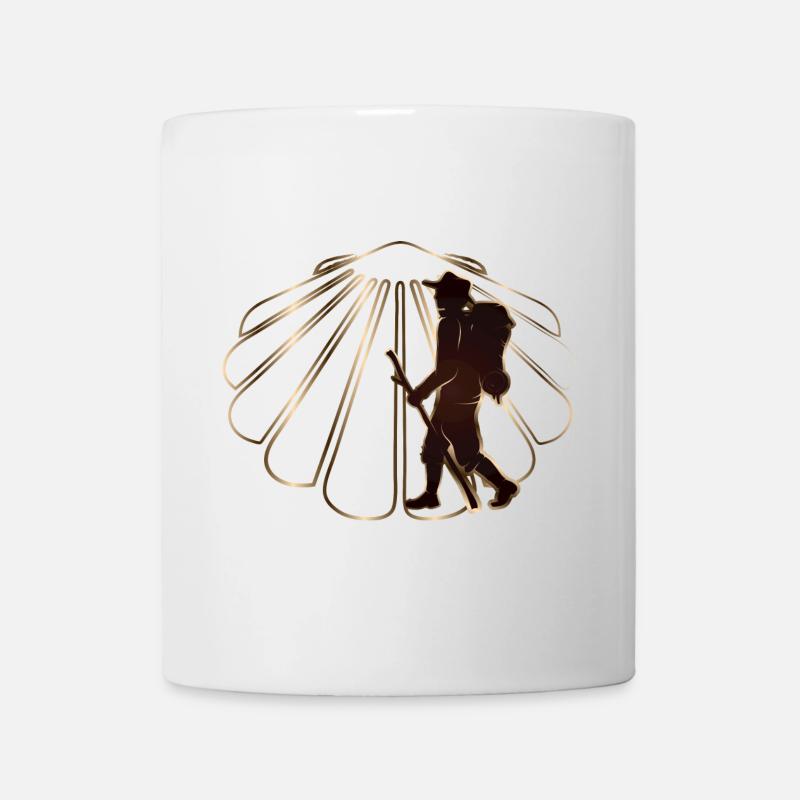 Ein Pilger auf einem Pilgerweg mit Jakobsmuschel - Tasse - Weiß