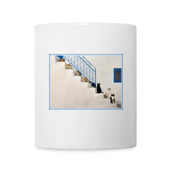 Lots of cats on white stairs in Greece - Mug - white - Front