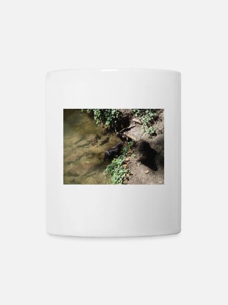 Zwei Biber am Wasser auf Futtersuche - Tasse - Weiß
