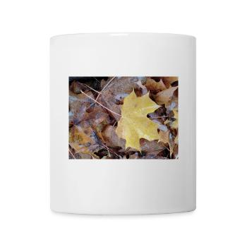 Gelbes Ahornblatt auch verregnetem Herbstteppich - Tasse - Weiß - Vorne