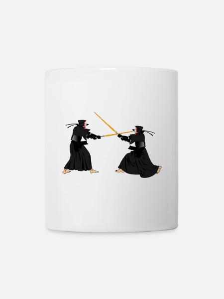 Zwei Kendoka im Kendo-Kampf - Tasse - Weiß