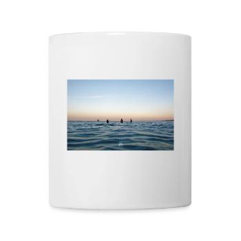 Dämmerung über dem Ozean und Surfern - Tasse - Weiß - Vorne