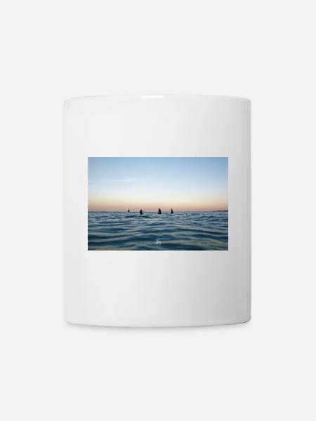 Crépuscule sur l’océan et surfeurs - Mug blanc - blanc
