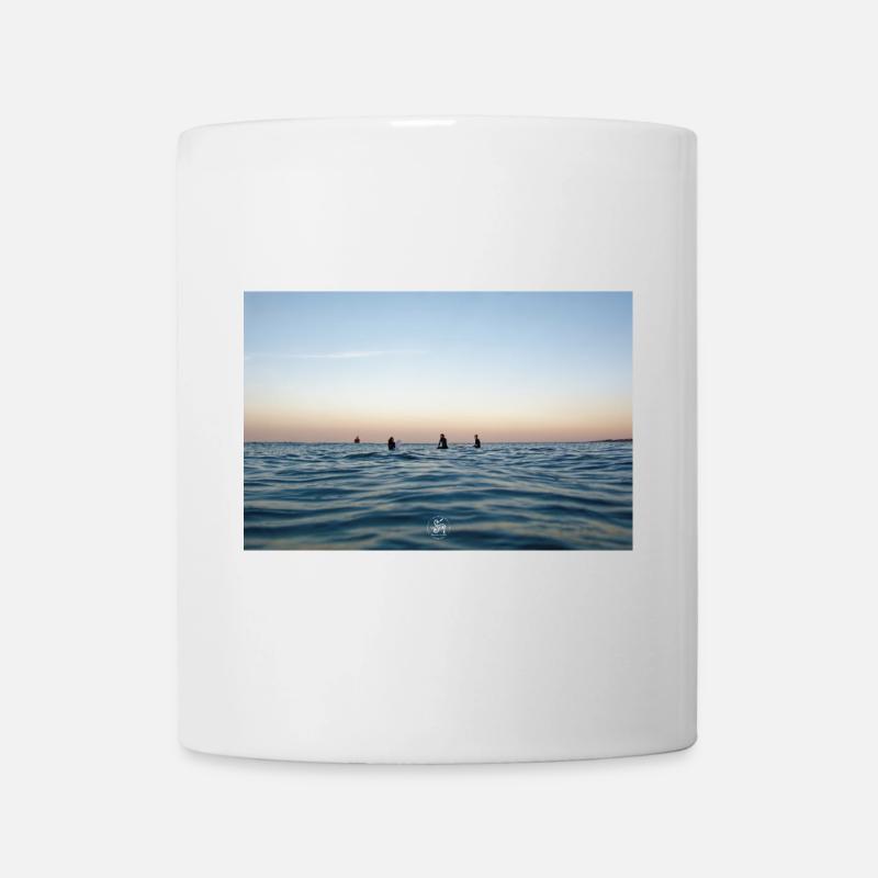 Crépuscule sur l’océan et surfeurs - Mug blanc - blanc