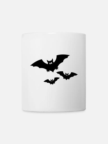 Drei schwarze fliegende Fledermäuse von vorne - Tasse - Weiß