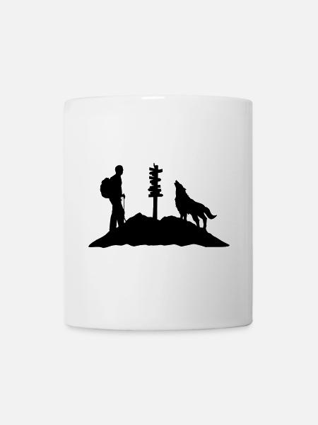 Hiking man, wolf & mountain - Mug blanc - blanc