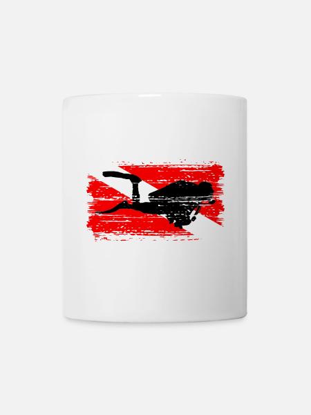 Tauch-Silhouette auf roter Flagge - Tasse - Weiß