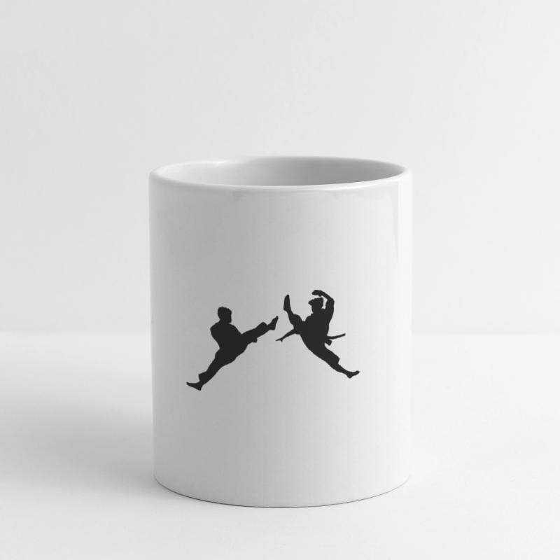 Zwei fliegende Karate-Kick oder Teakwondo-Kick Tasse