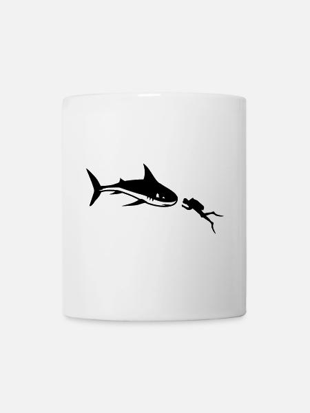 Un requin et un plongeur - Mug blanc - blanc