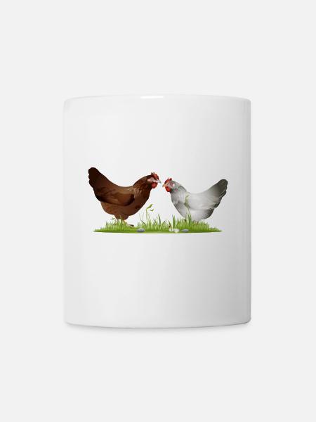 zwei freilaufende Hühner auf einer grünen Wiese - Tasse - Weiß