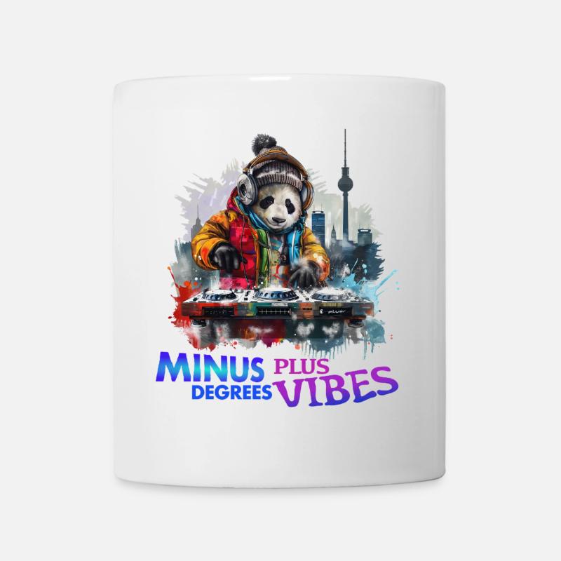 Minus Degrees, Plus Vibes – Berlin Winter Geschenk - Tasse - Weiß