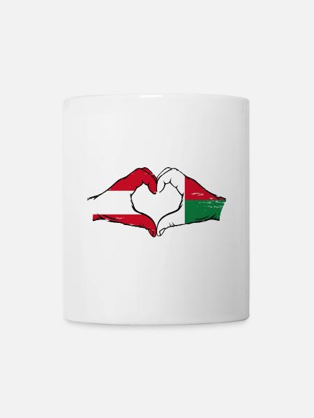 Österreich Madagaskar Flagge Hände Herzform used - Tasse - Weiß