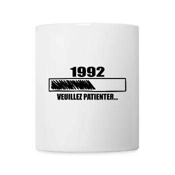 1992 Cadeau Anniversaire 1992 - Veuillez Patienter - Mug blanc - blanc - Devant