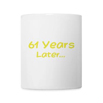 61 Jahre später Lustige Geburtstagsgeschenke, 61. Geburtstag - Tasse - Weiß - Vorne