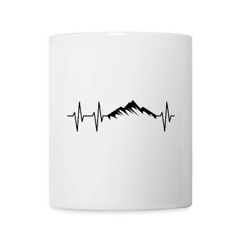 Herzschlag mit Bergsilhouette – Abenteuer & Natur - Tasse - Weiß - Vorne