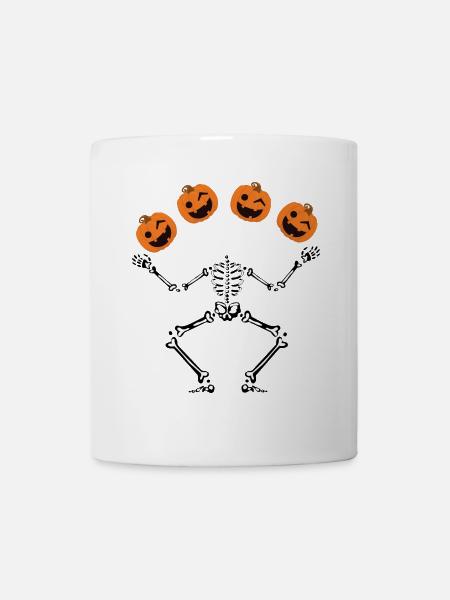 Skeleton juggles Halloween pumpkins - Mug - white
