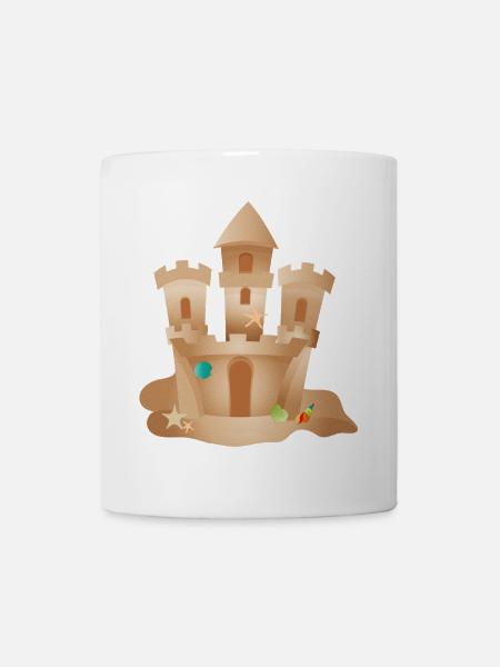 Château de sable avec coquillages et étoiles de mer sur la plage - Mug blanc - blanc