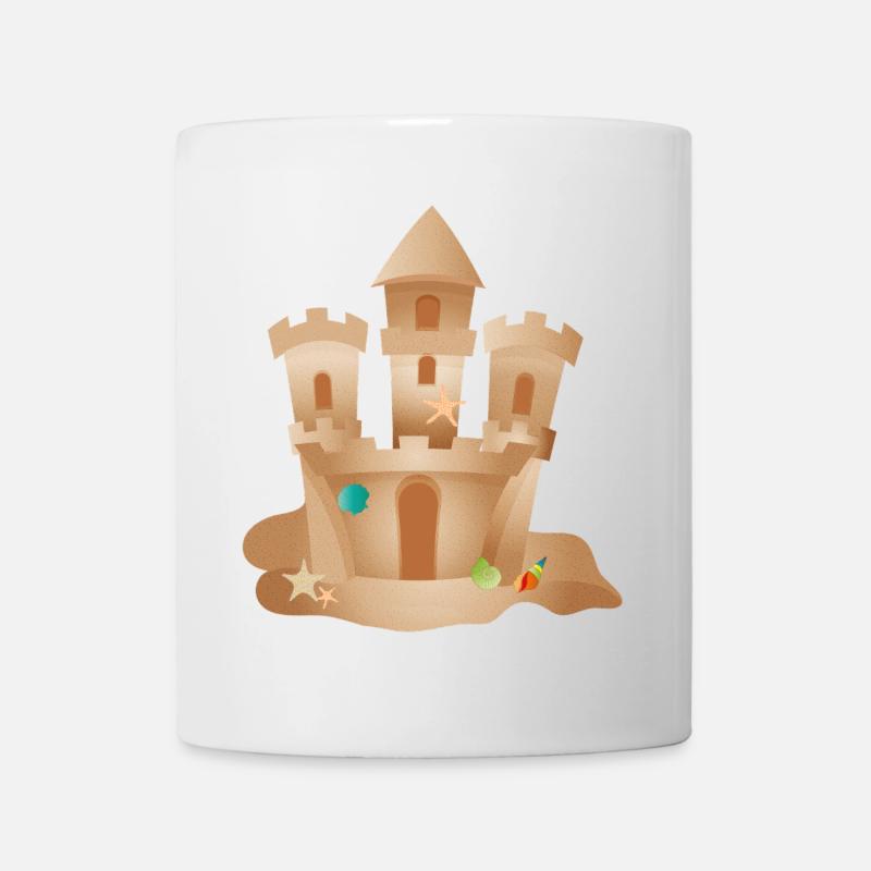 Château de sable avec coquillages et étoiles de mer sur la plage - Mug blanc - blanc