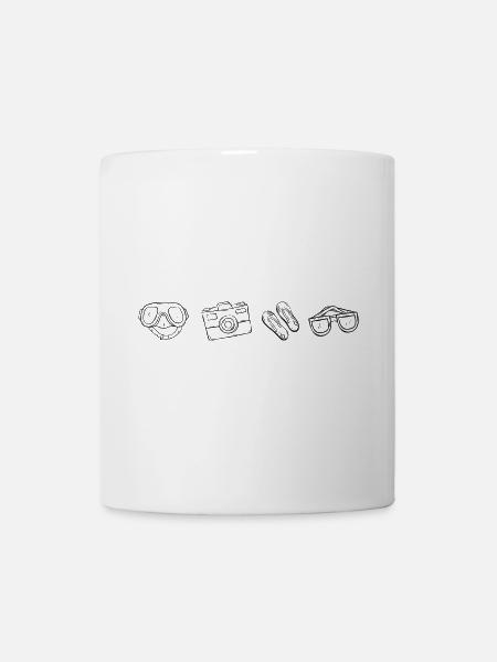Essentials für den Strandurlaub - Tasse - Weiß