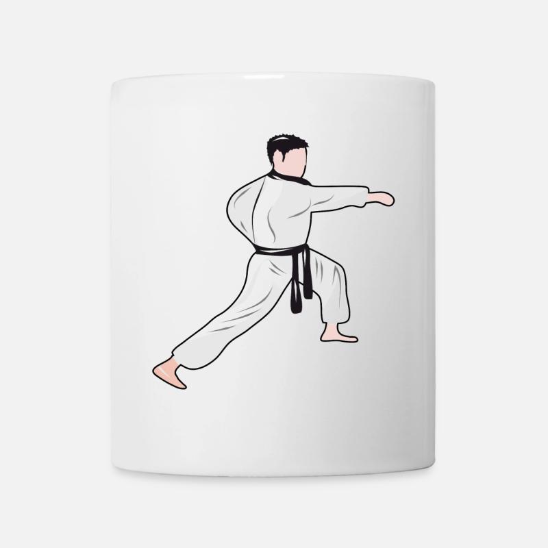 Combattant de karaté avec ceinture noire pendant l'entraînement - Mug blanc - blanc