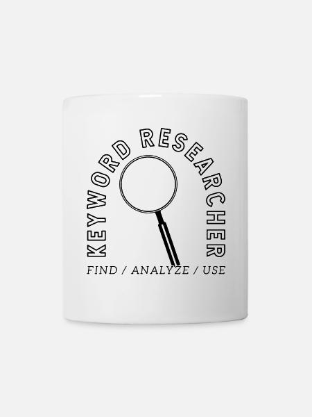 Chercheur en mots-clés – Conception d’emblèmes SEO - Mug blanc - blanc