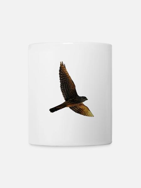 Falke fliegt. Greifvogel - Tasse - Weiß