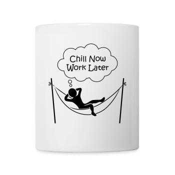 Männchen in Hängematte "CHILL NOW WORK LATER" - Tasse - Weiß - Vorne
