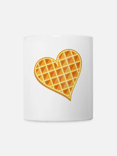 goldbraune Waffel in Herz Form mit Puderzucker - Tasse - Weiß