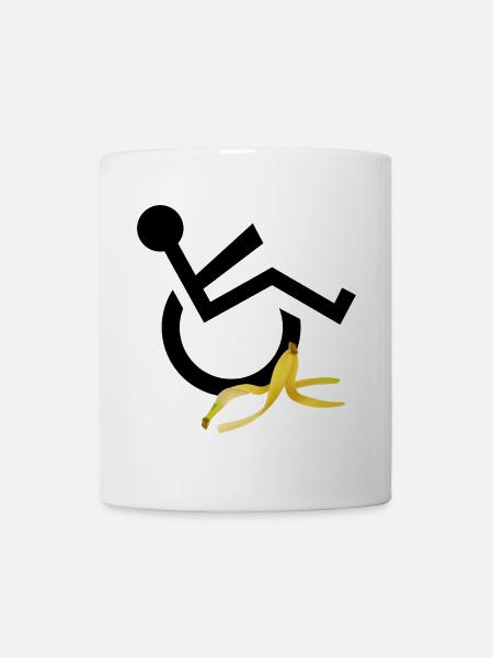 Un utilisateur de fauteuil roulant glisse sur l’humour de la banane # - Mug blanc - blanc