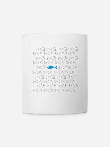Gegen den Strom - blauer Fisch in grauem Schwarm  - Tasse - Weiß