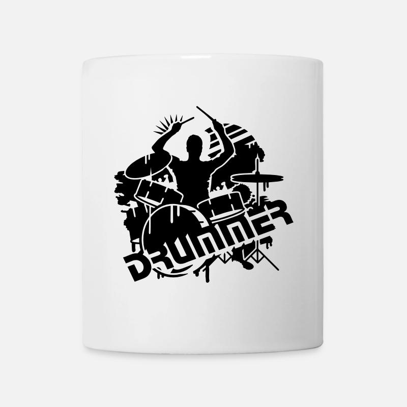 Schlagzeuger sitzt am Schlagzeug mit Typografie - Tasse - Weiß