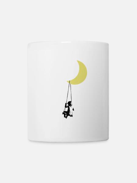 Un tout-petit se balançant sous l’art urbain de la lune - Mug blanc - blanc