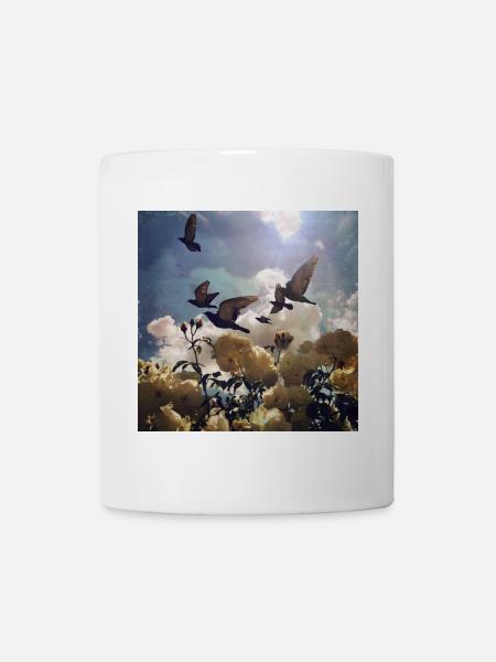 Vogelzug über Rosenblüten - Tasse - Weiß