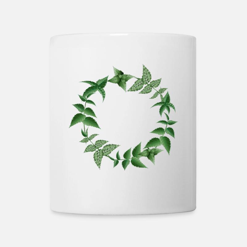 Brennnessel Kranz in dunklen Grüntönen - Tasse - Weiß