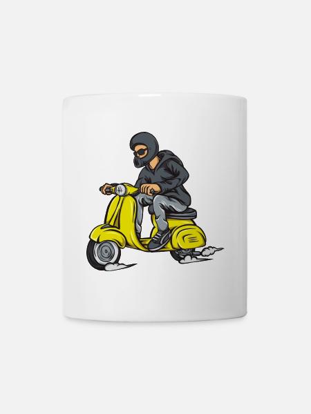 Maskierter Scooter-Pilot im Hoodie - Tasse - Weiß
