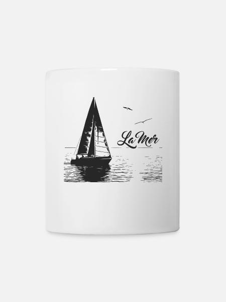 Das Meer - Segelboot und 2 Möwen - Tasse - Weiß
