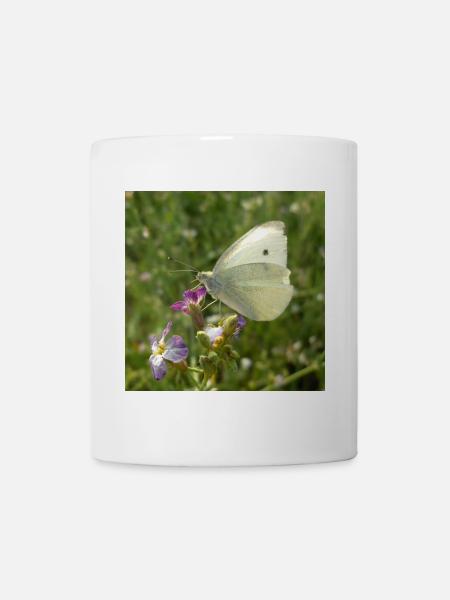 Weißer Schmetterling auf rosa Blüte - Tasse - Weiß