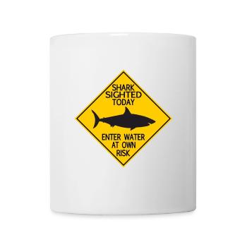 LES REQUINS OBSERVÉS AUJOURD’HUI ENTRENT DANS L’EAU À LEURS RISQUES ET PÉRILS - Mug blanc - blanc - Devant
