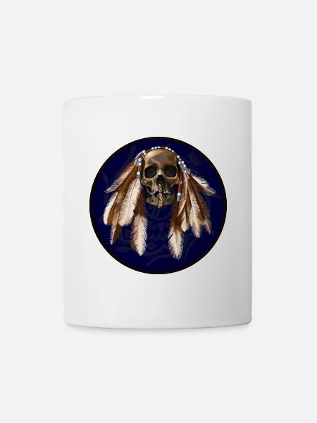 scull with feathers around - Tasse - Weiß