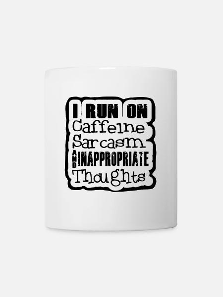 Je cours avec de la caféine et du sarcasme. Humour - Mug blanc - blanc