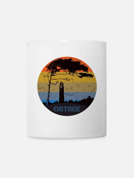 Typisch Ostsee - Leuchtturm und Windflüchter - Tasse - Weiß