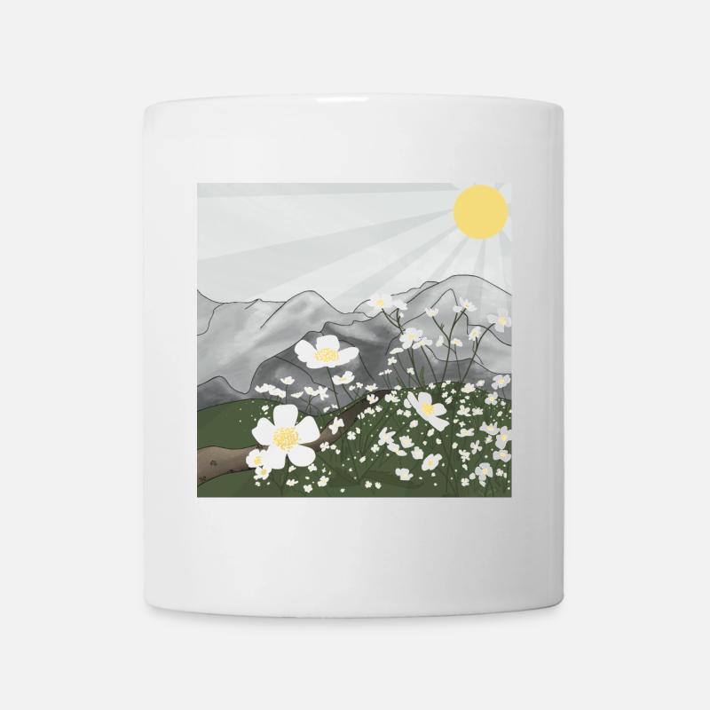 Weiße Blumen-Wiese vor Bergpanorama im Frühling - Tasse - Weiß