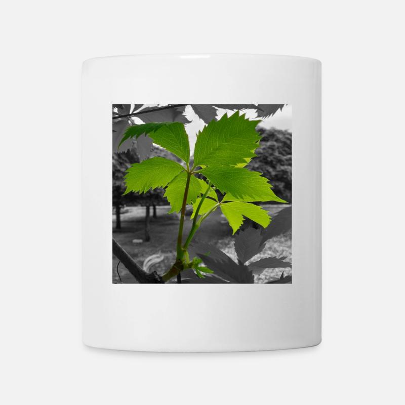Feuille verte en contraste en niveaux de gris - Mug blanc - blanc