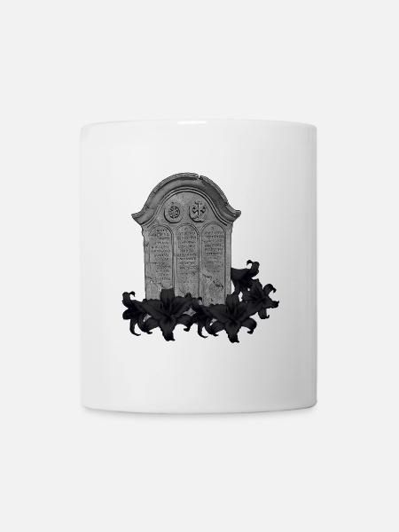 Gothischer Grabstein mit Lilienschmuck - Tasse - Weiß