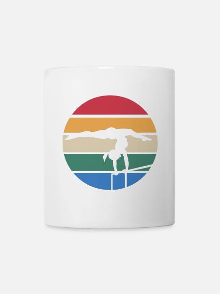 Silhouette de coucher de soleil sur poutre d’équilibre - Mug blanc - blanc