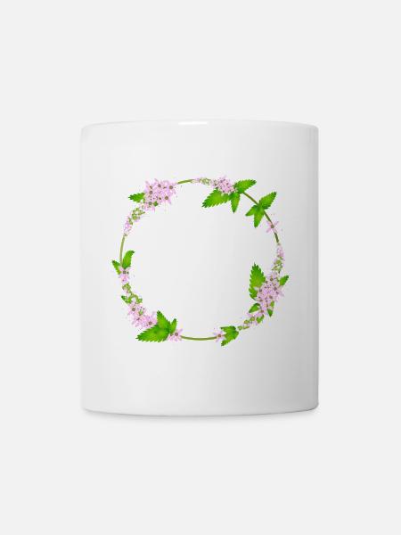 frische Minze Blätter und Minze Blüten als Rahmen - Tasse - Weiß