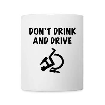 Nicht trinken und fahren. Rollstuhl-Humor-Shirt * - Tasse - Weiß - Vorne