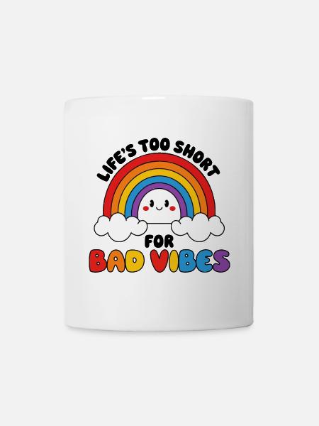 Fröhlicher Regenbogen mit fröhlichen Wolkengesichtern - Tasse - Weiß