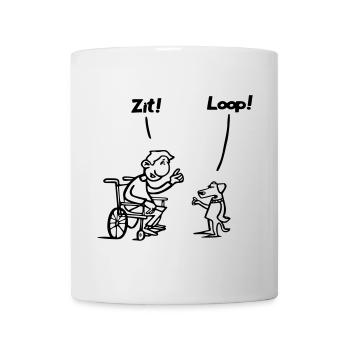 Setzen Sie sich und gehen Sie. Rollstuhlfahrer vs. Hundehumor * - Tasse - Weiß - Vorne