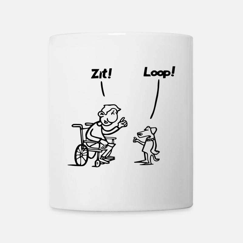 Setzen Sie sich und gehen Sie. Rollstuhlfahrer vs. Hundehumor * - Tasse - Weiß